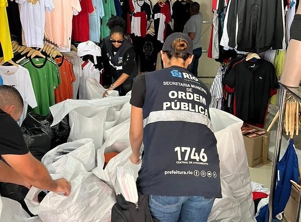 A operação apreendeu mais de 100 mil produtos piratas em Madureira. Foto: Prefeitura do Rio