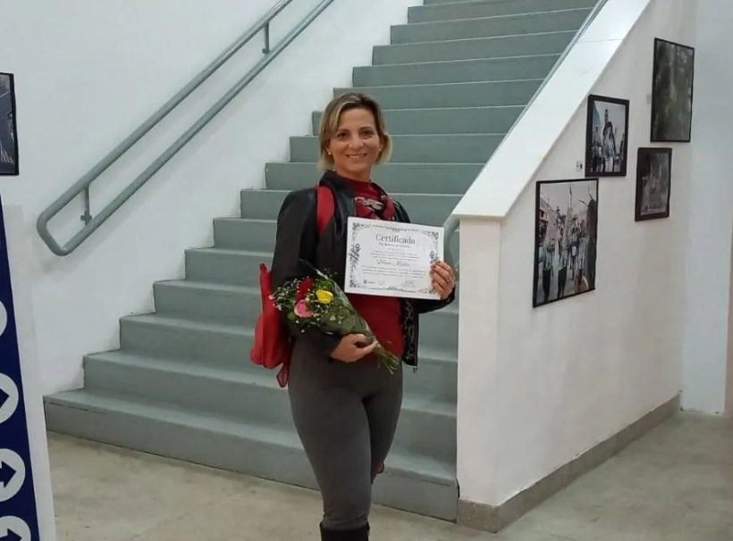 Bailarina Lilian Matos exibe diploma de homenagem recebida no Teatro Municipal em São Gonçalo. Foto Reprodução Rede Social