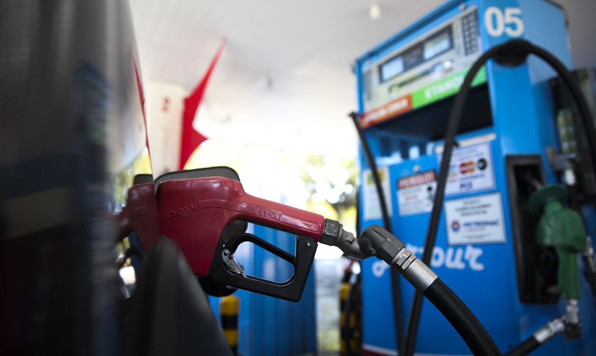 Posto de combustíveis em Itaipuaçu é interditado após fiscalização do Procon