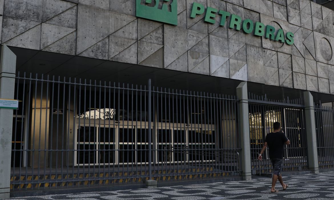 Petrobras vai recorrer da suspensão de conselheiro