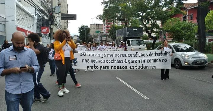 Um ato organizado por profissionais da educação acontece, na manhã desta quarta-feira (31), na Avenida Marquês do Paraná, Niterói.