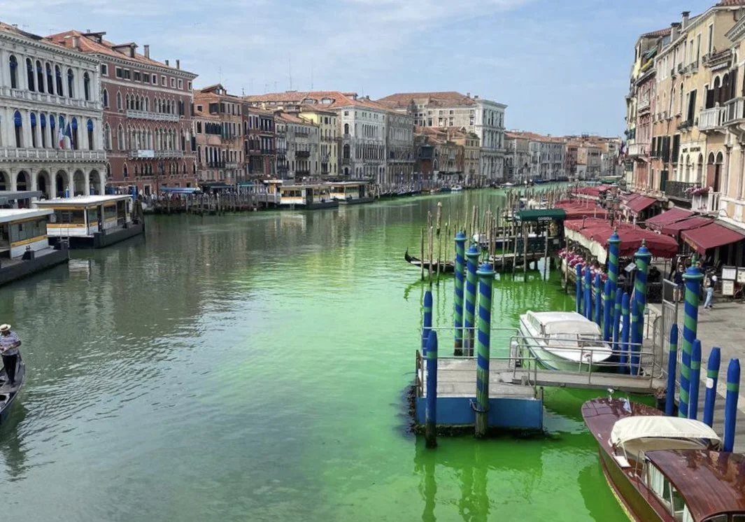 Veneza tingida de verde