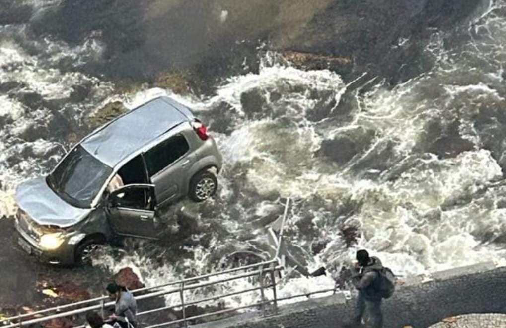 Apesar de não ter obrigação, Prefeitura remove carro que caiu na Praia das Flechas