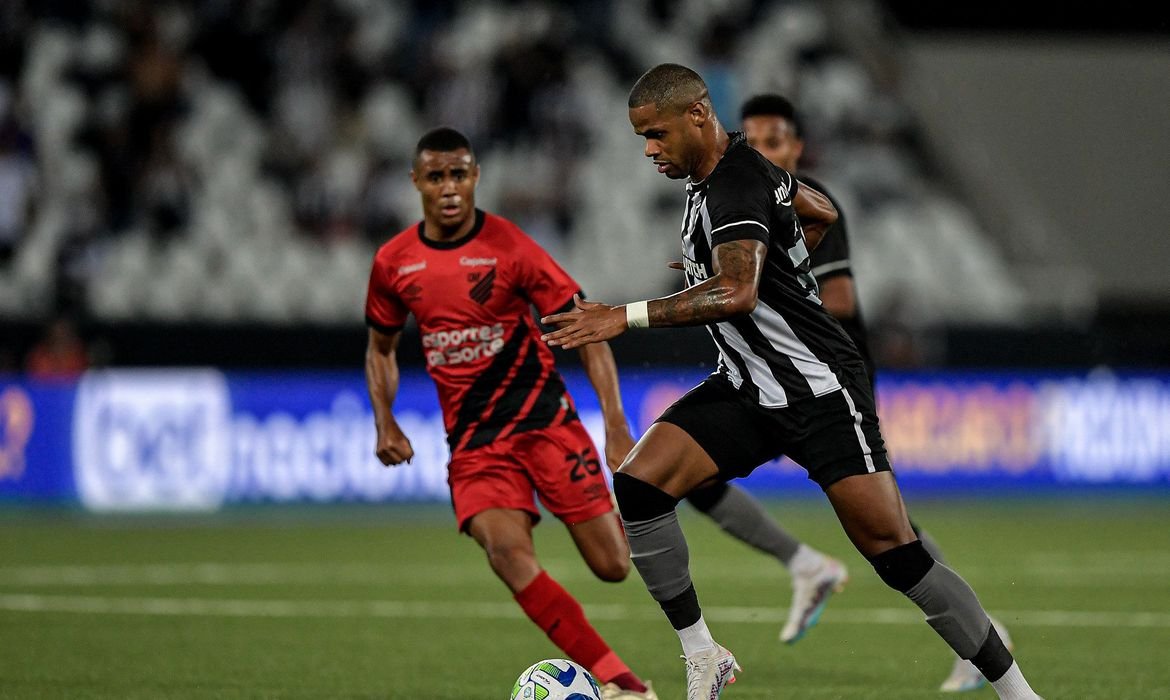 Athletico-PR recebe Botafogo, líder do Brasileirão