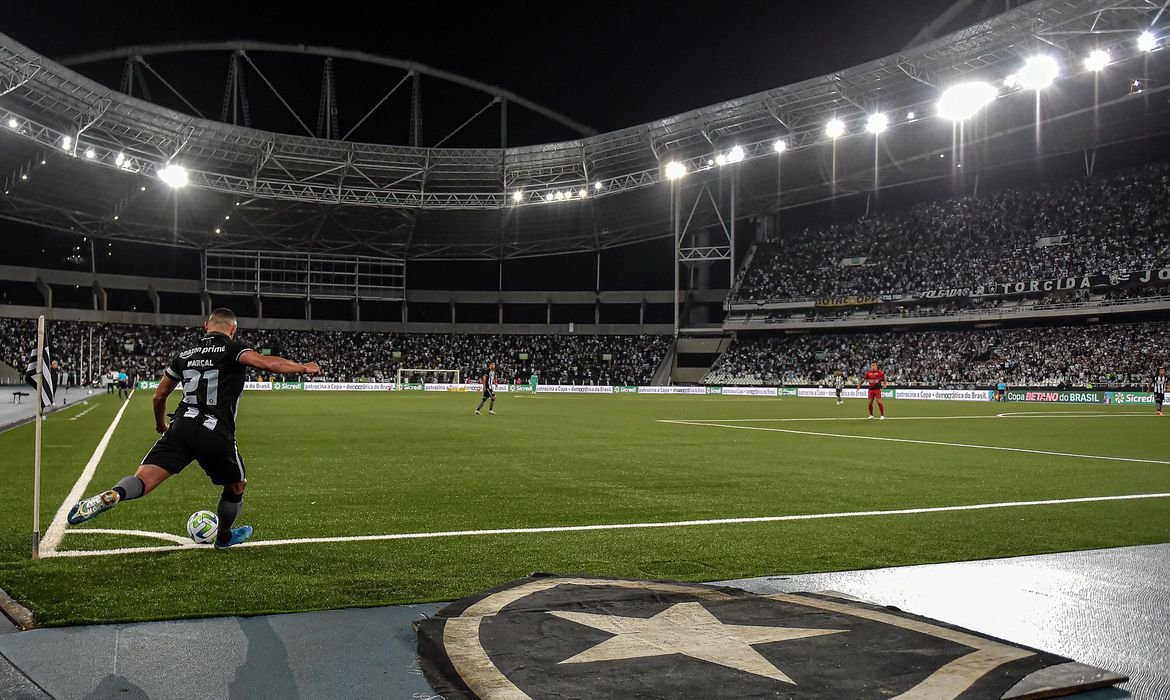 Botafogo enfrenta o Fortaleza para se distanciar na liderança