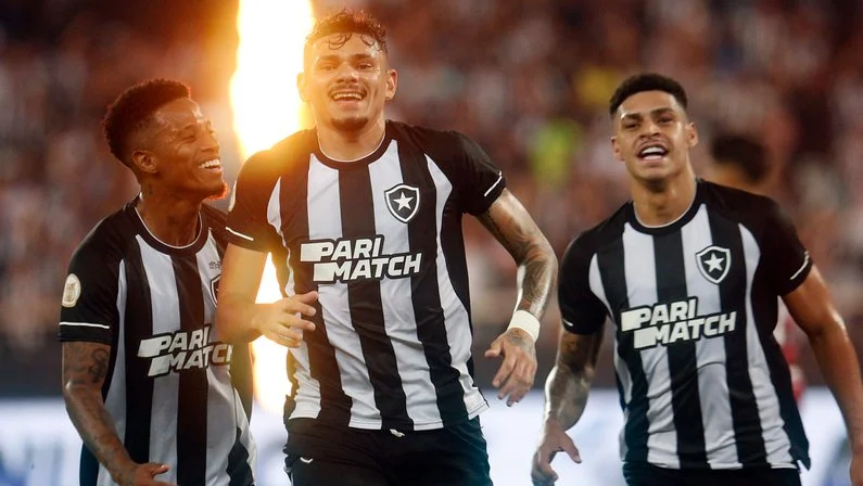 Botafogo vence e dispara na liderança