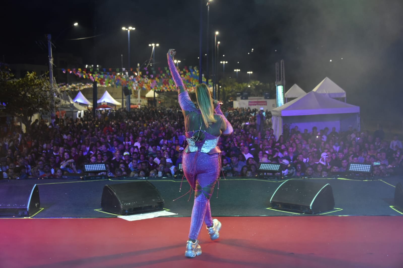 Gaby Amarantos vibra com público animado em Arraiá de Maricá em 2023