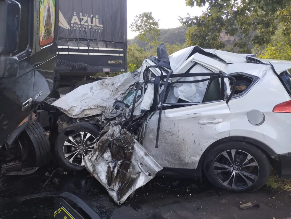Colisão entre carro e caminhão deixa 5 mortos da mesma família