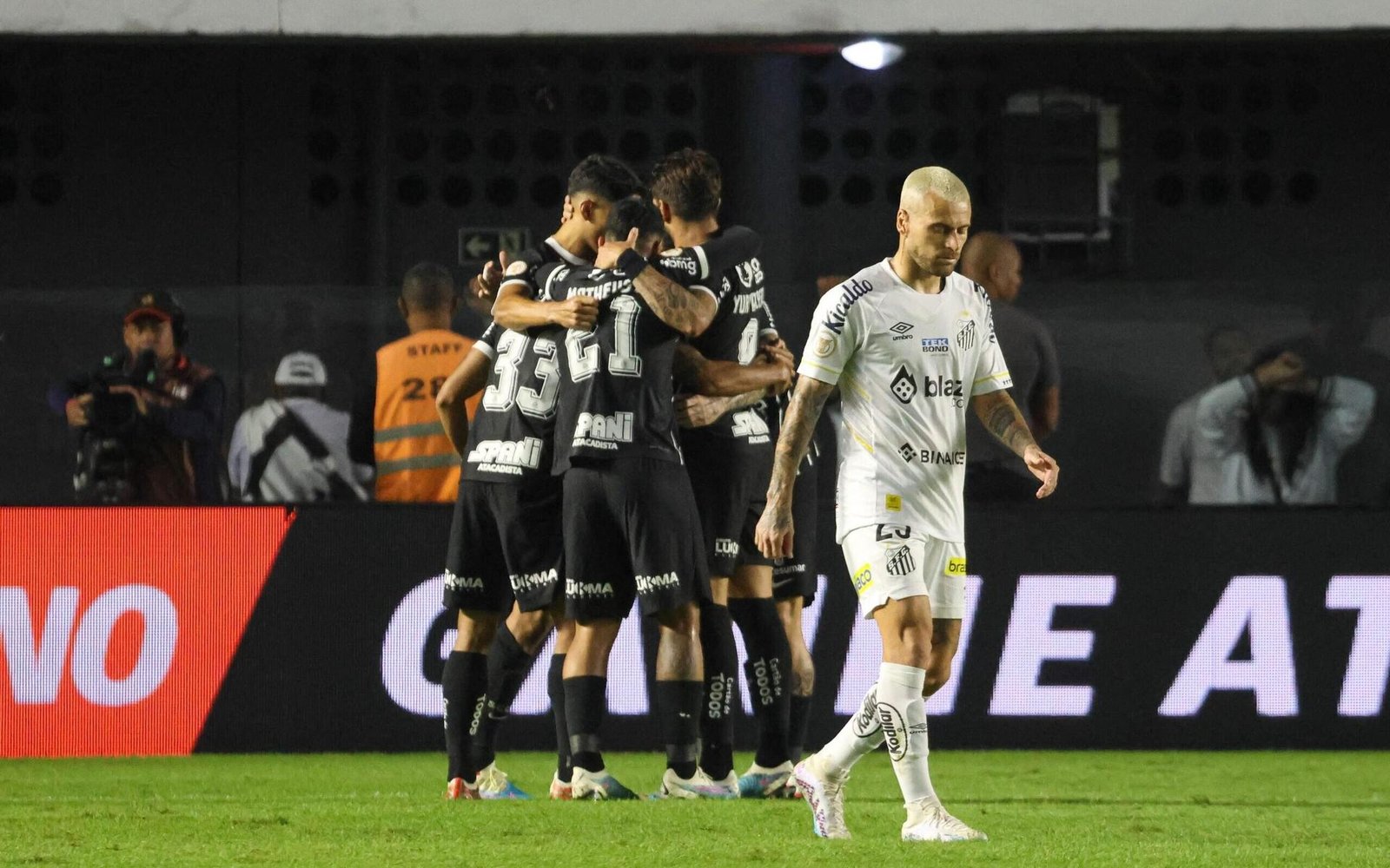 Corinthians vence o Santos na Vila Belmiro