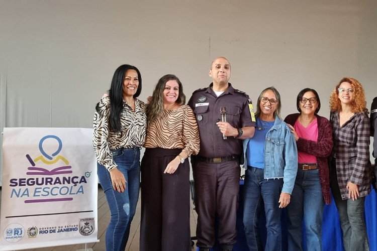 Educadores em formação da PMERJ sobre segurança escolar