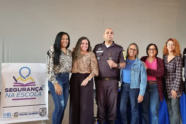 Educadores em formação da PMERJ sobre segurança escolar