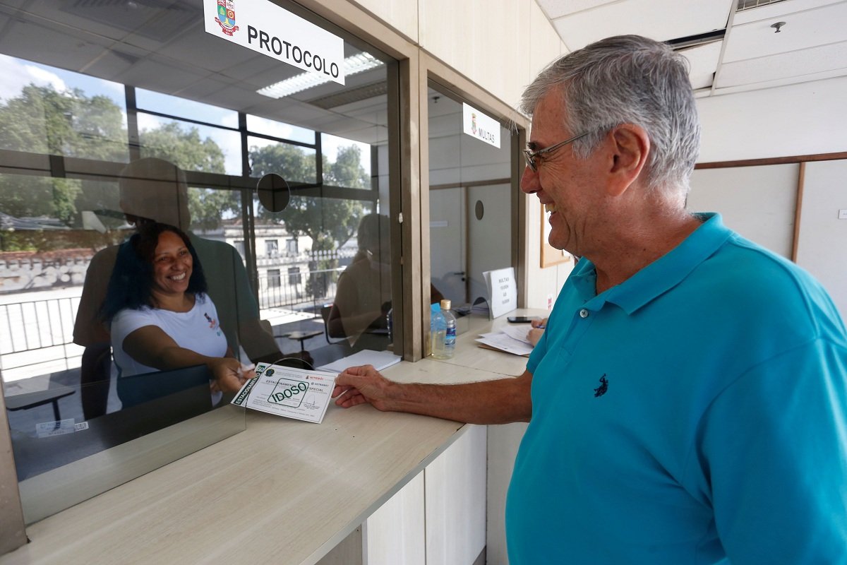 Estacionamento para idosos fica mais fácil com novo cartão disponível em Niterói