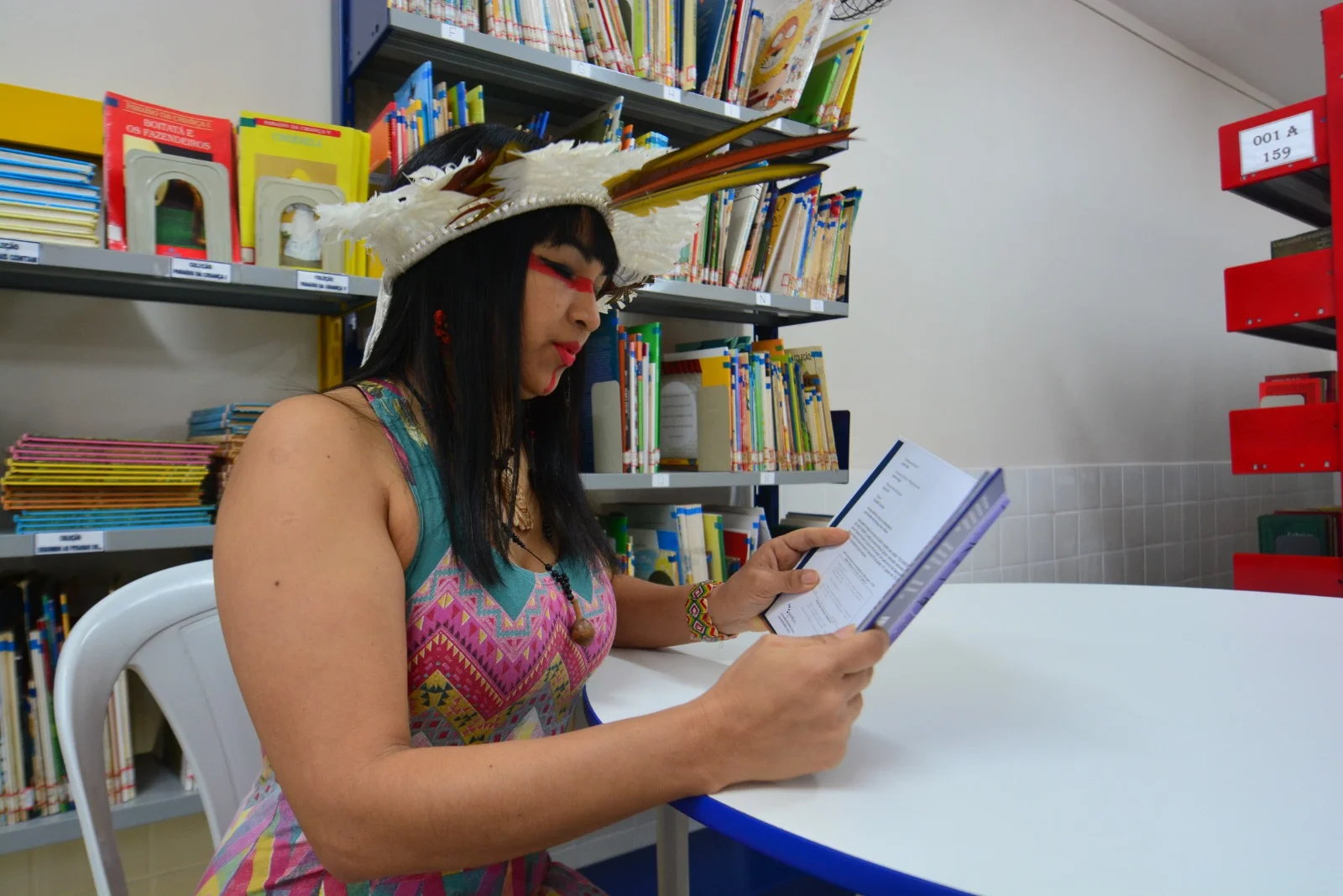 Exemplares do livro “Darcy Ribeiro de Cá e de Lá” vão para Biblioteca Municipal