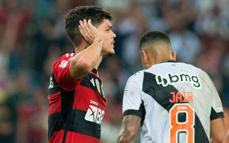 Flamengo goleia Vasco e afunda rival no campeonato Brasileiro