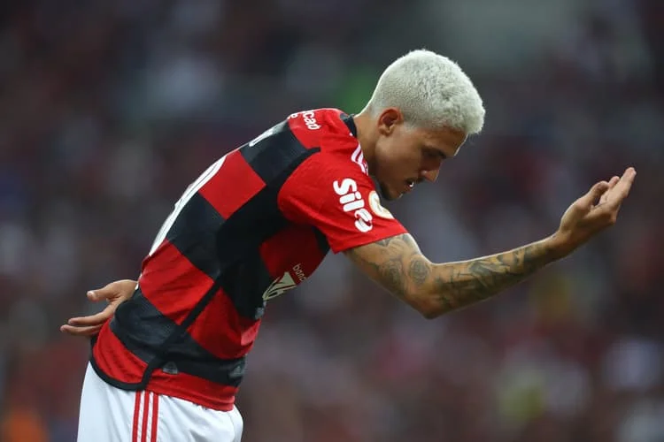 Flamengo vence o Grêmio e entra no G4 do Brasileirão