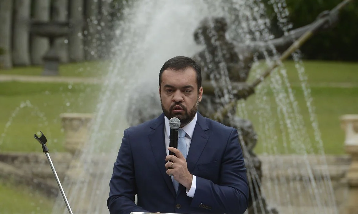 Governo lança 5 mil vagas para jovens visando beneficiar corporações militares e combater desemprego