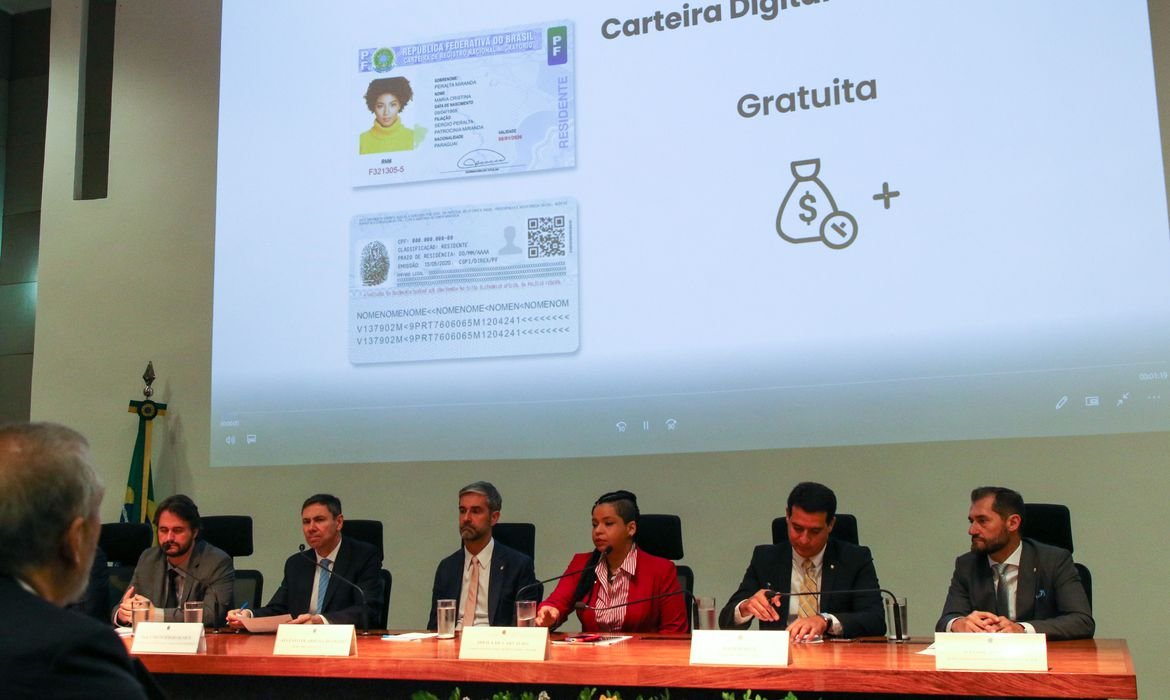 Governo lança carteira digital e plano voltado a migrantes