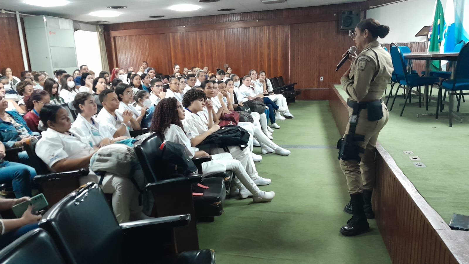 Guarda municipal ministra palestra violência contra a mulher no Hospital Salgado Filho