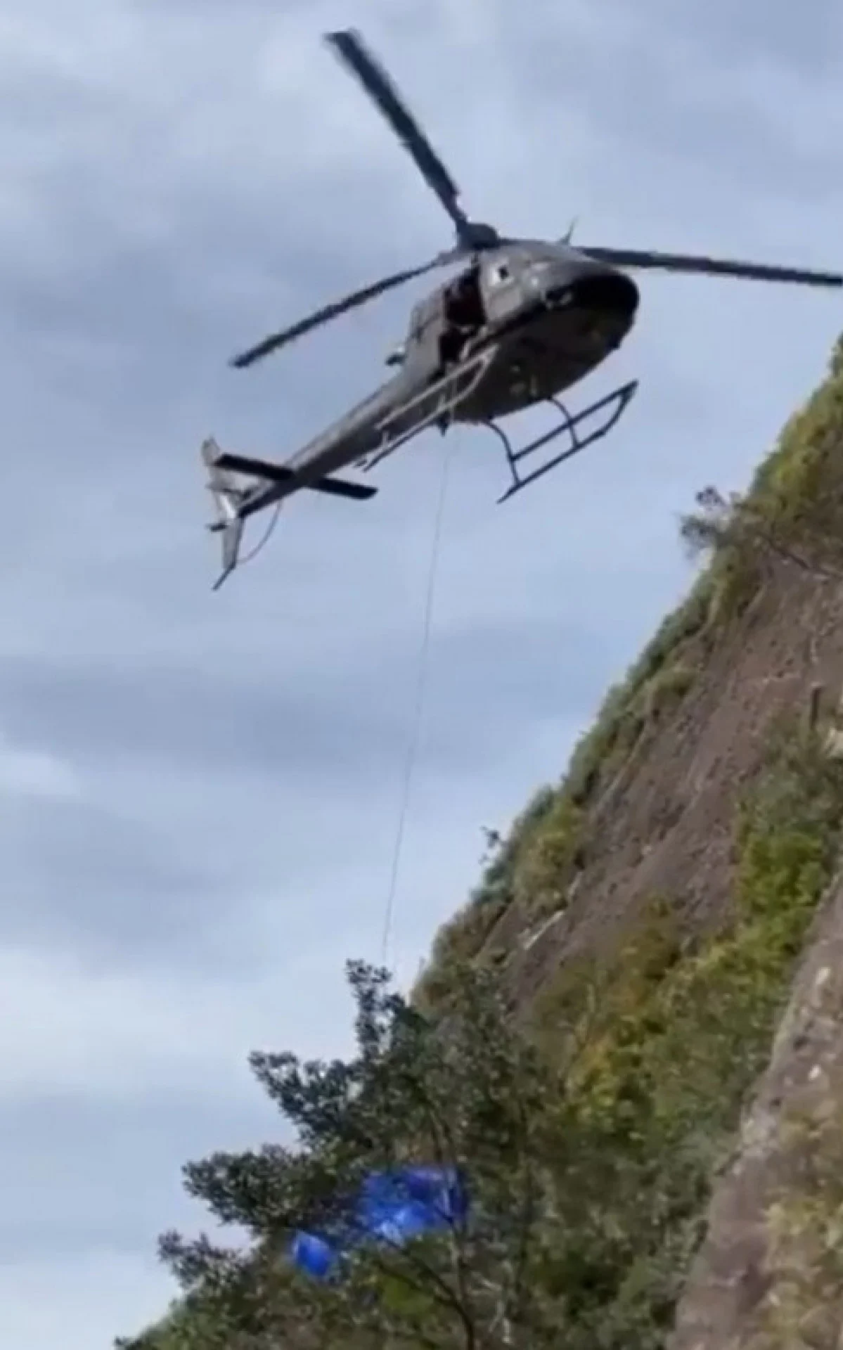 Homem é salvo de precipício na Pedra da Gávea em operação de resgate bem sucedida