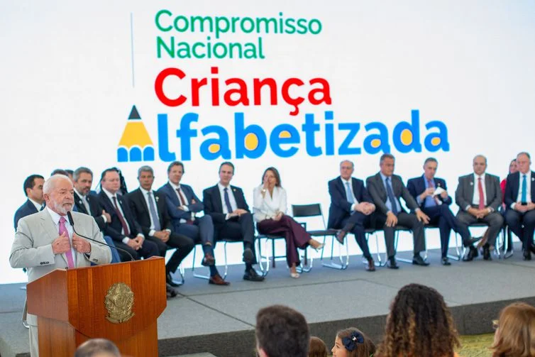 MEC deve investir R$ 3 bilhões para alfabetização na idade certa