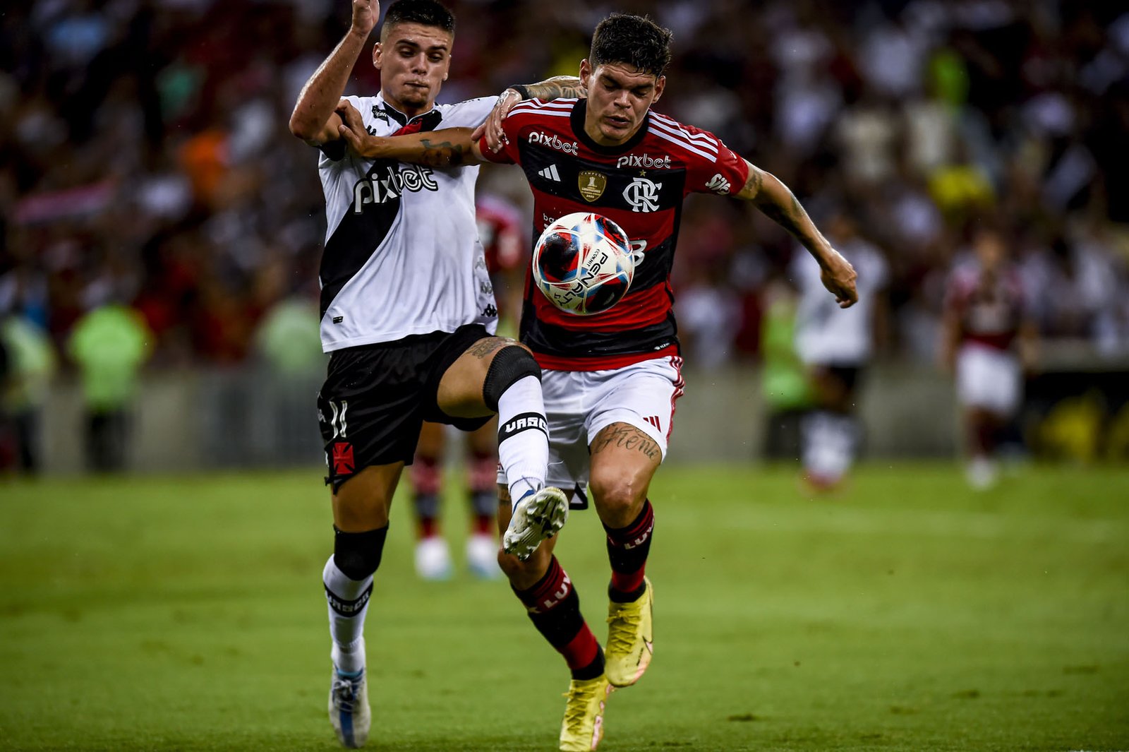 Vasco x Flamengo: confronto por metas distintas