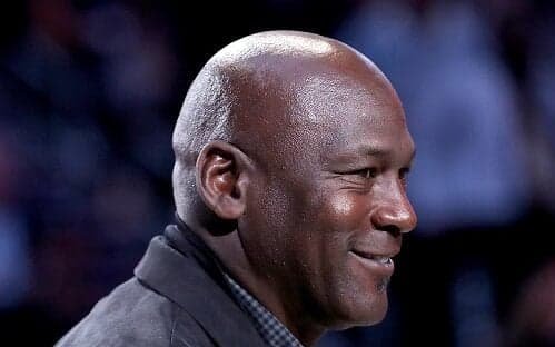 Michael Jordan vende franquia da NBA por valor bilionário