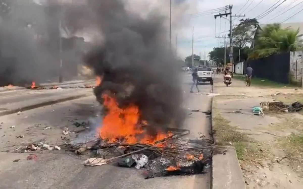 Moradores de Paciência exigem justiça e fecham avenida em protesto