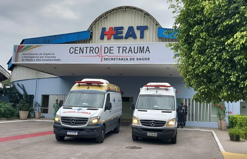 Mulher é deixada em estado grave na porta de hospital após ser baleada em Itaboraí