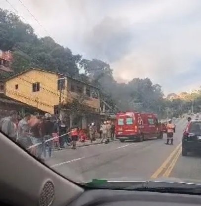 Poste cai após colisão com moto em Niterói
