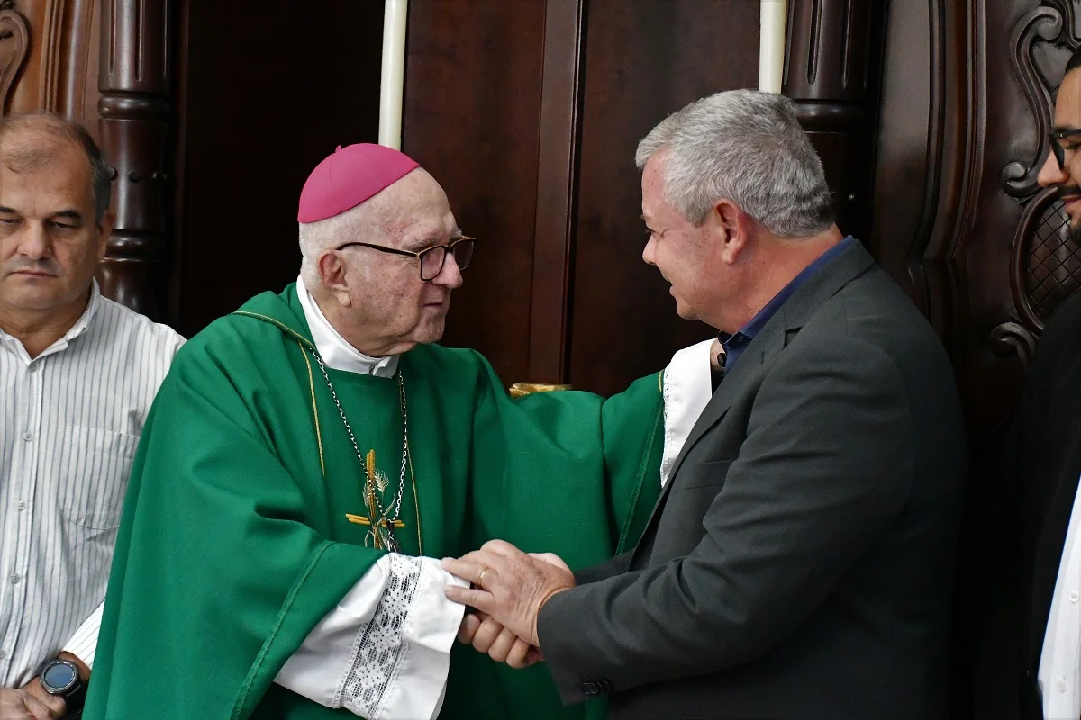 Prefeito de Niterói participa de tradição religiosa de São João Batista na cidade