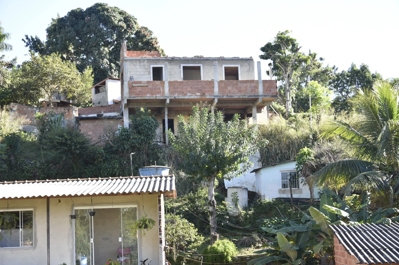 Prefeitura de Maricá demole imóvel em risco geológico no Morro do Amor