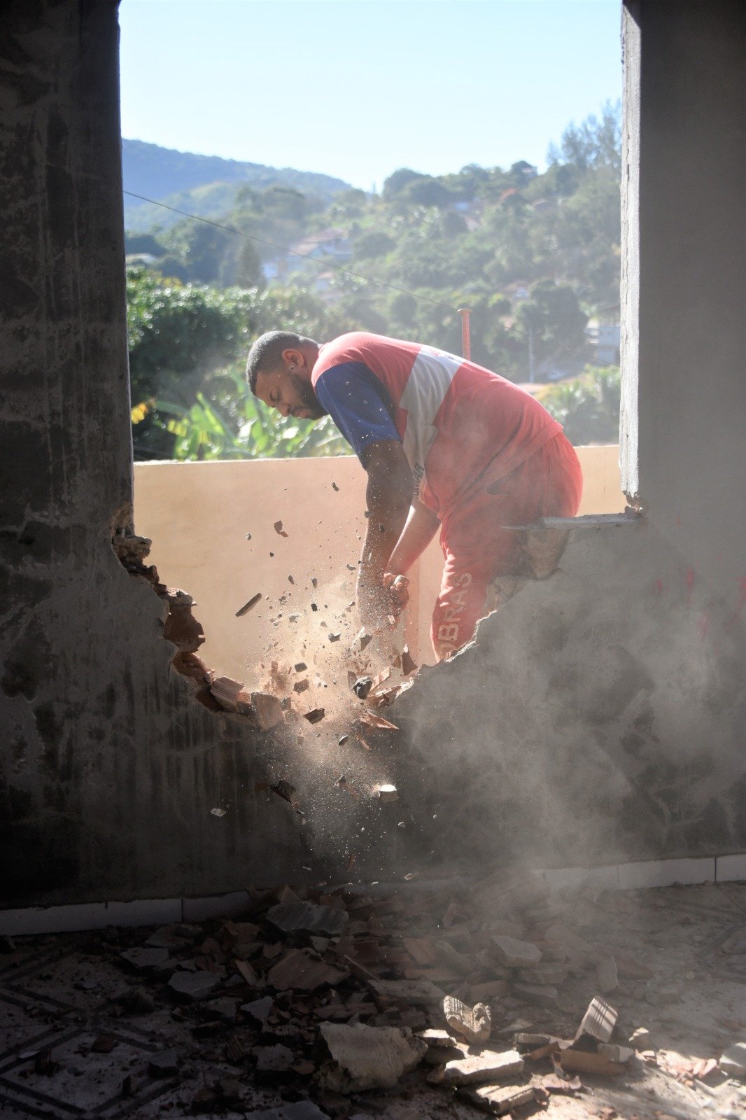 Prefeitura de Maricá demole imóvel em risco geológico no Morro do Amor