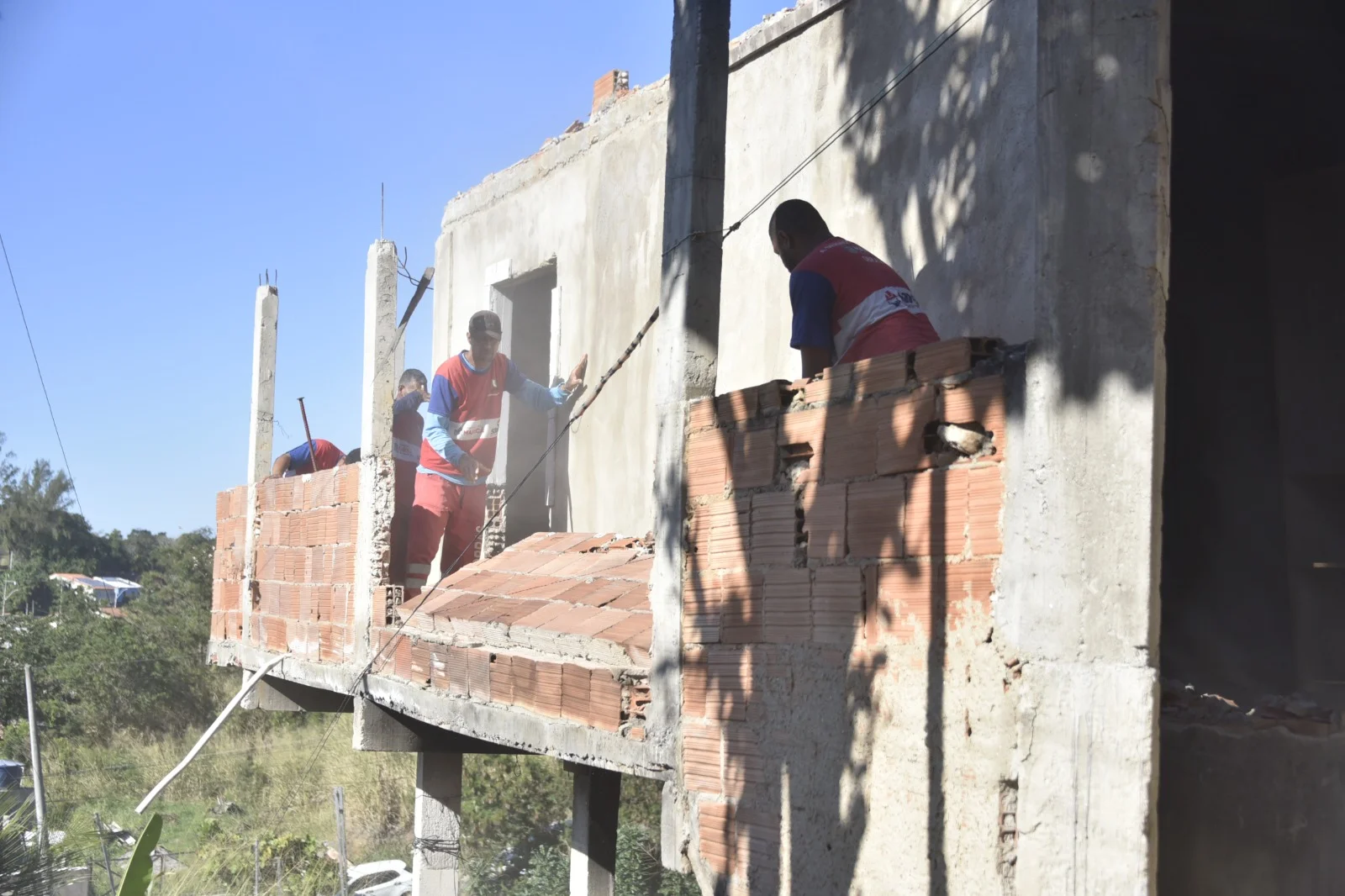 Prefeitura de Maricá demole imóvel em risco geológico no Morro do Amor