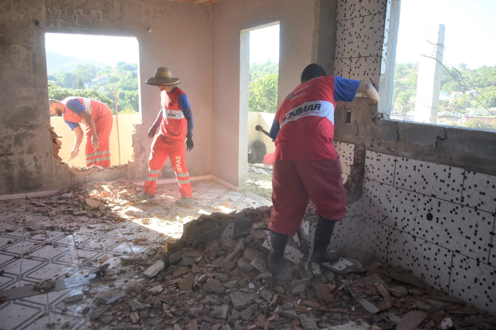 Prefeitura de Maricá demole imóvel em risco geológico no Morro do Amor