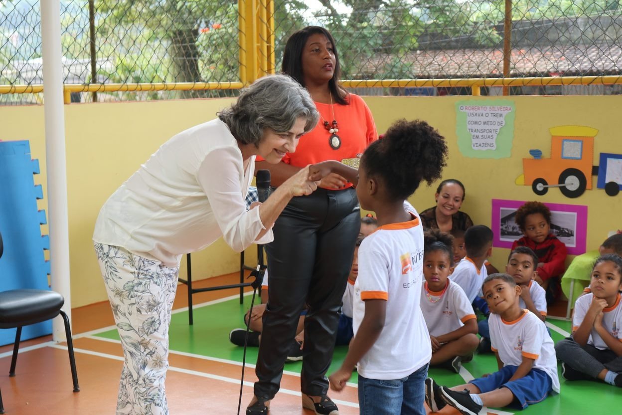 Projeto pedagógico leva filha do ex-governador Roberto Silveira para falar na escola Morro do Castro