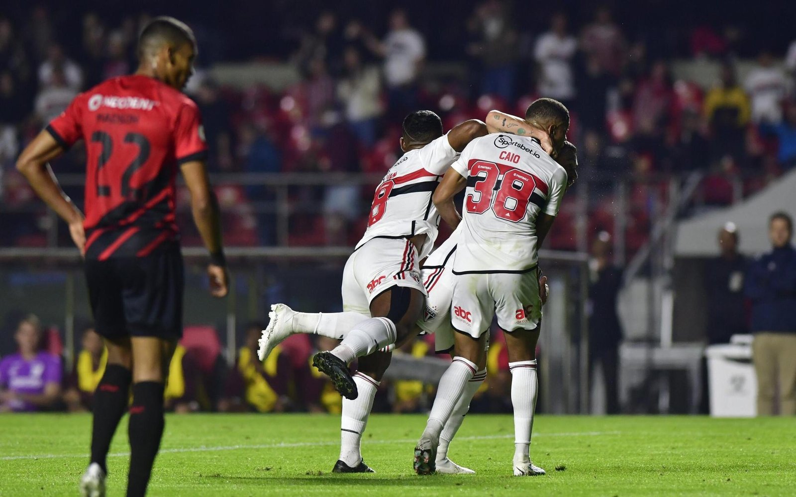 São Paulo corre atrás e vence o Athletico-PR
