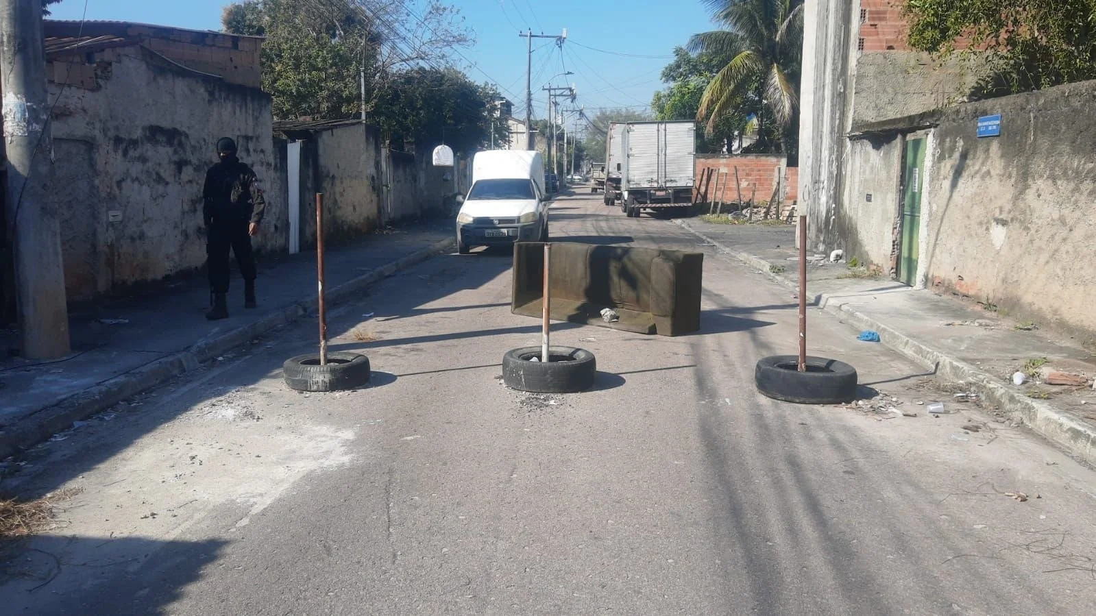 Operação da PM remove barricadas no Jardim Catarina