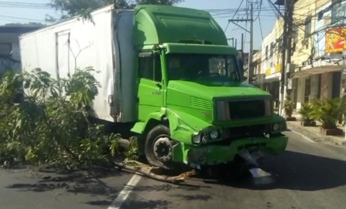 Novo acidente com caminhão interdita faixas da Alameda