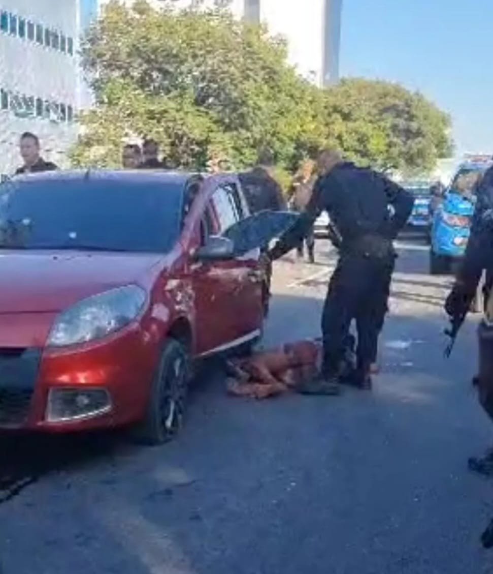 "Bonnie e Clyde" assaltam policial, mas acabam baleados