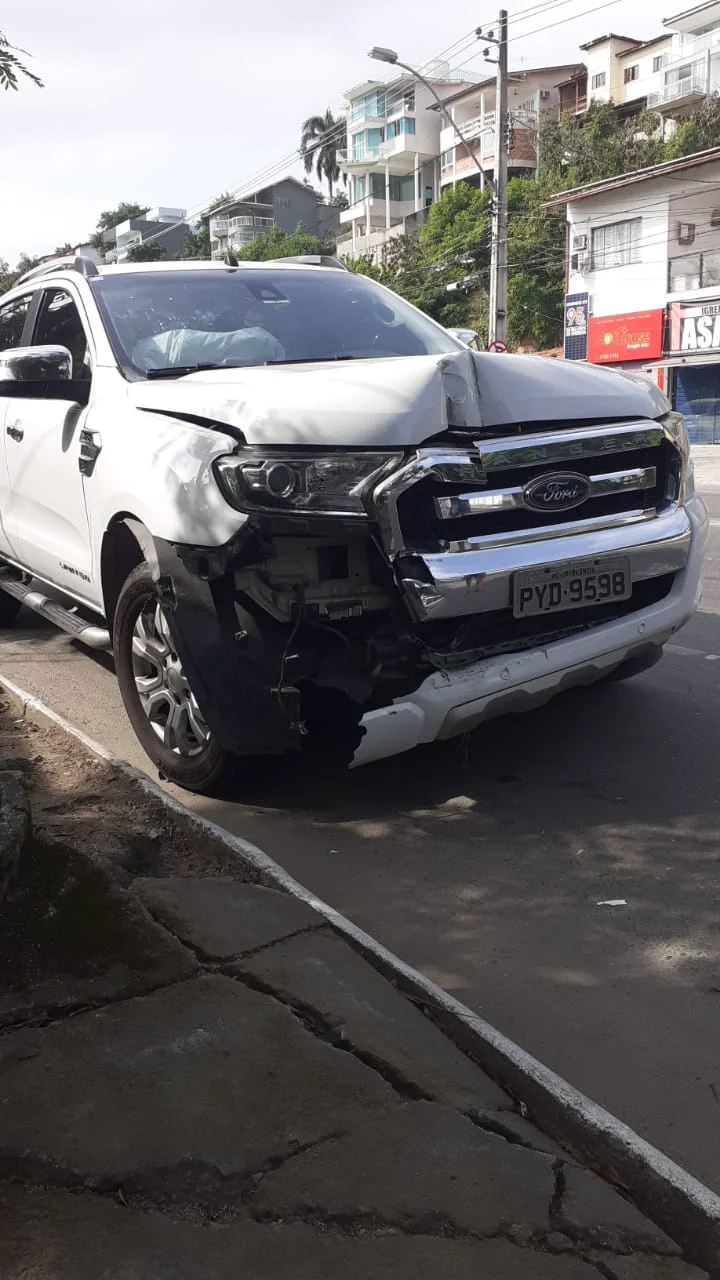 Vídeos: Gari escapa de grave acidente na Região Oceânica