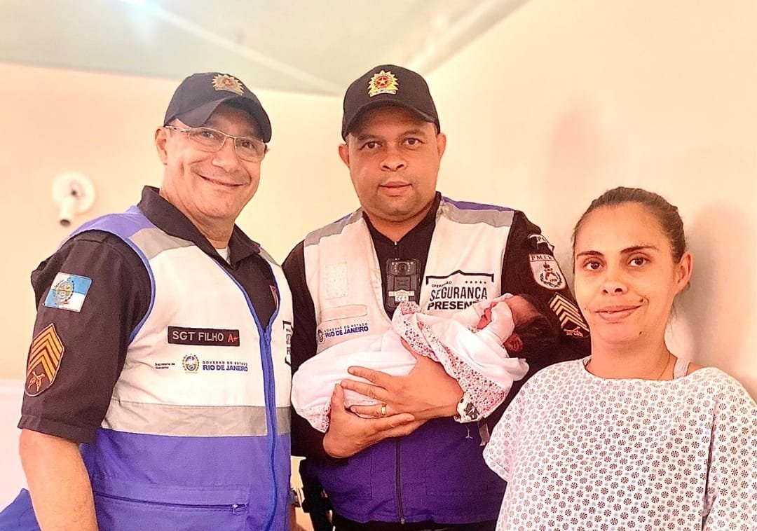 Policiais socorrem mulher em trabalho de parto em Niterói