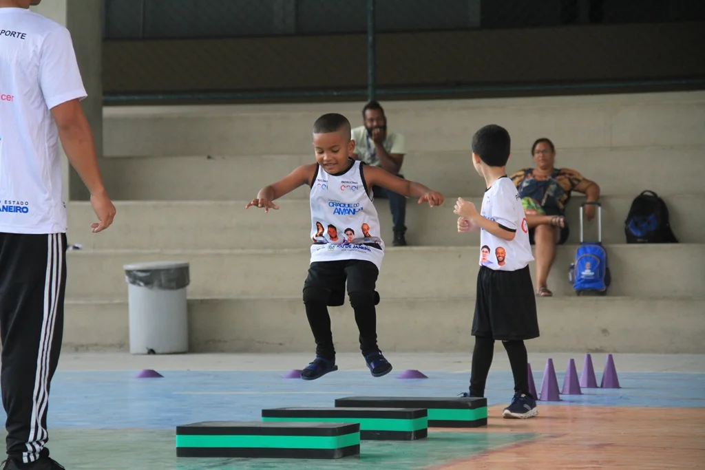 Alunos dos Centros de Referência em Autismo fazem Psicomotricidade