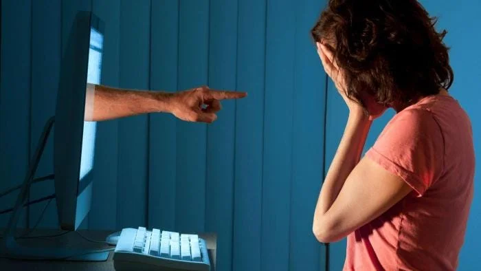 Deputada fiscaliza violência cibernética contra mulheres no RJ