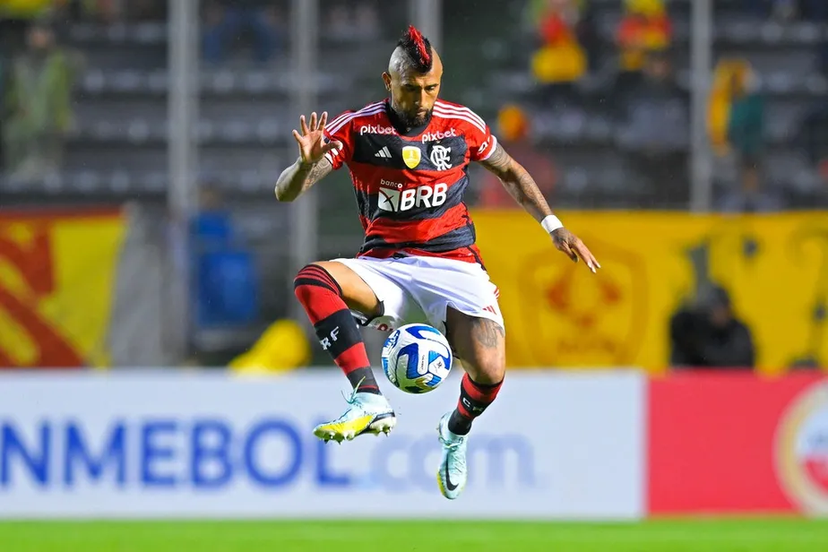 Após passagem vitoriosa pelo Flamengo, Vidal fecha contrato com o Athletico
