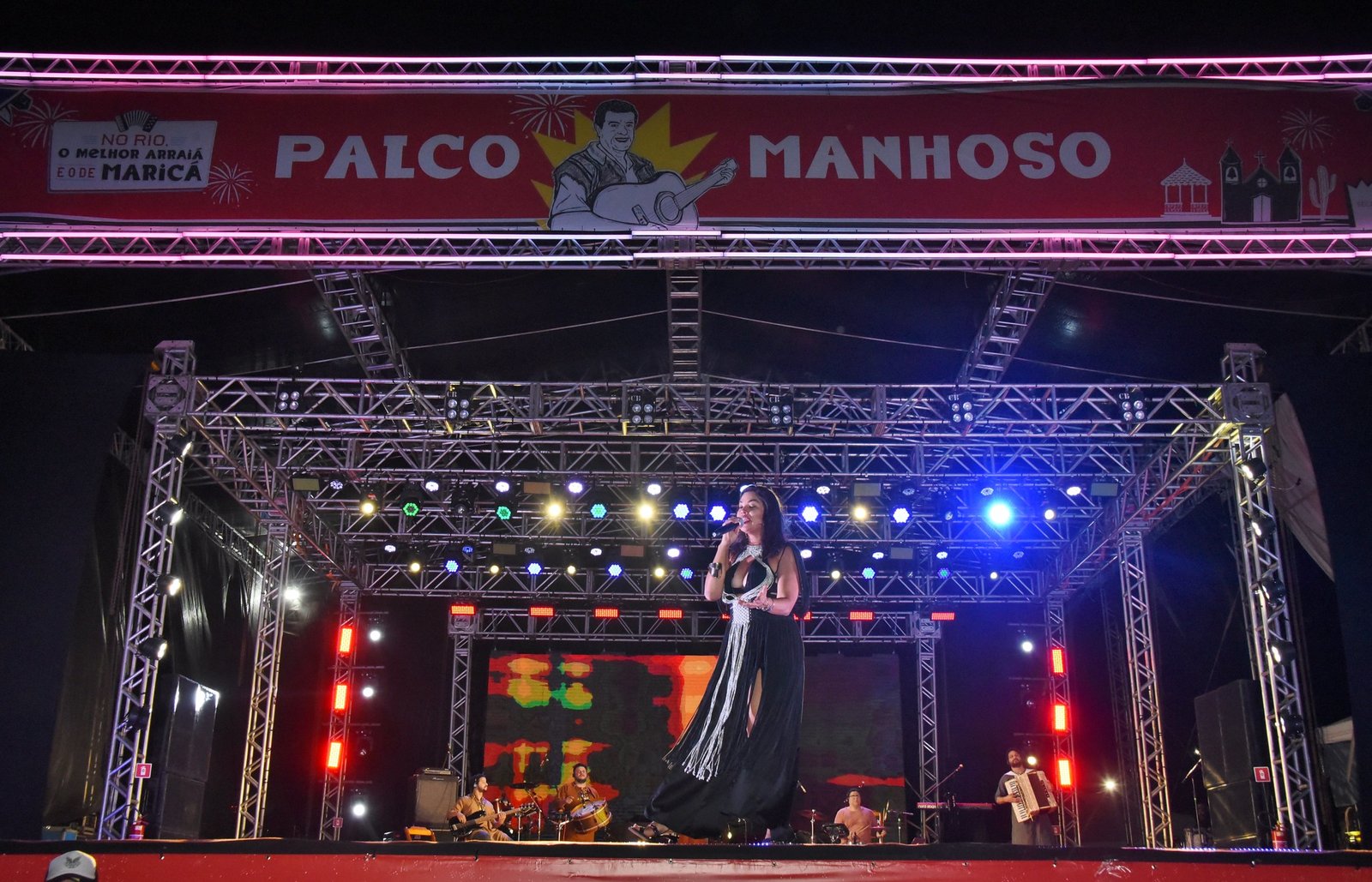 Vanessa da Mata abre último fim de semana de Arraiá de Maricá