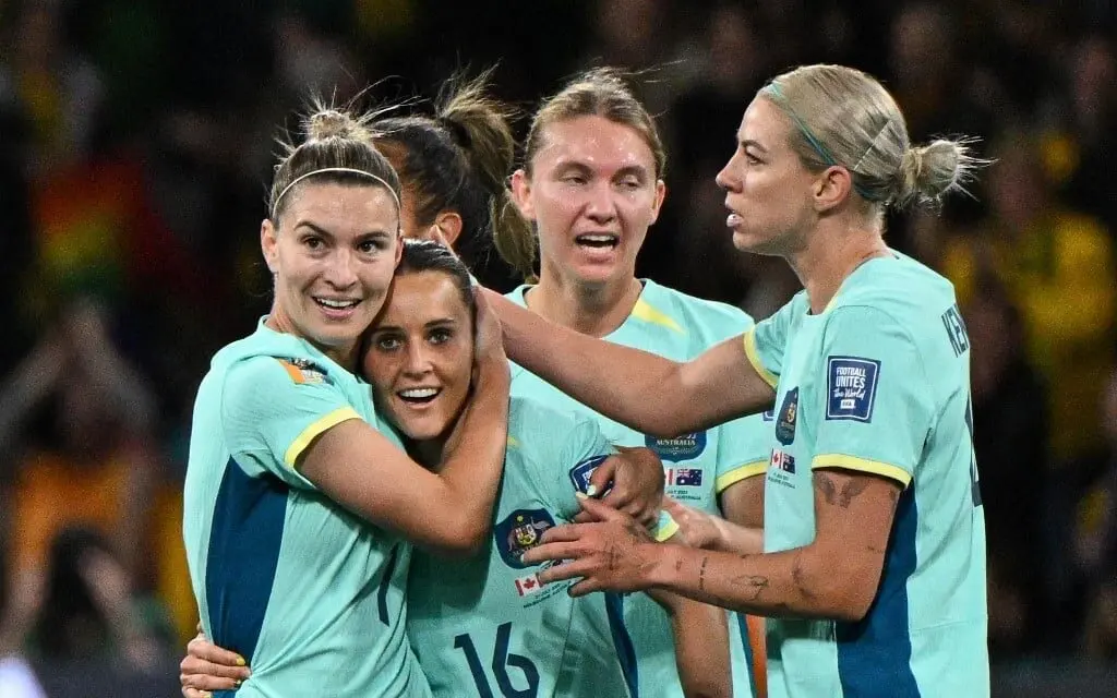 Austrália goleia Canadá e assume o topo do Grupo B na Copa do Mundo