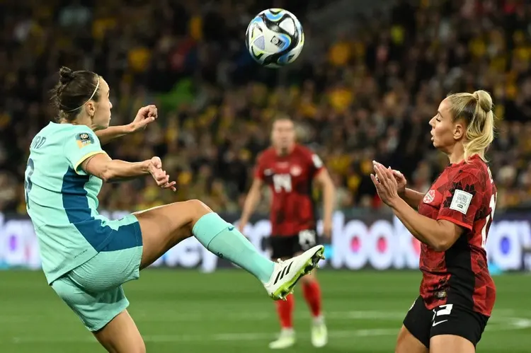 Austrália goleia Canadá e assume o topo do Grupo B na Copa do Mundo