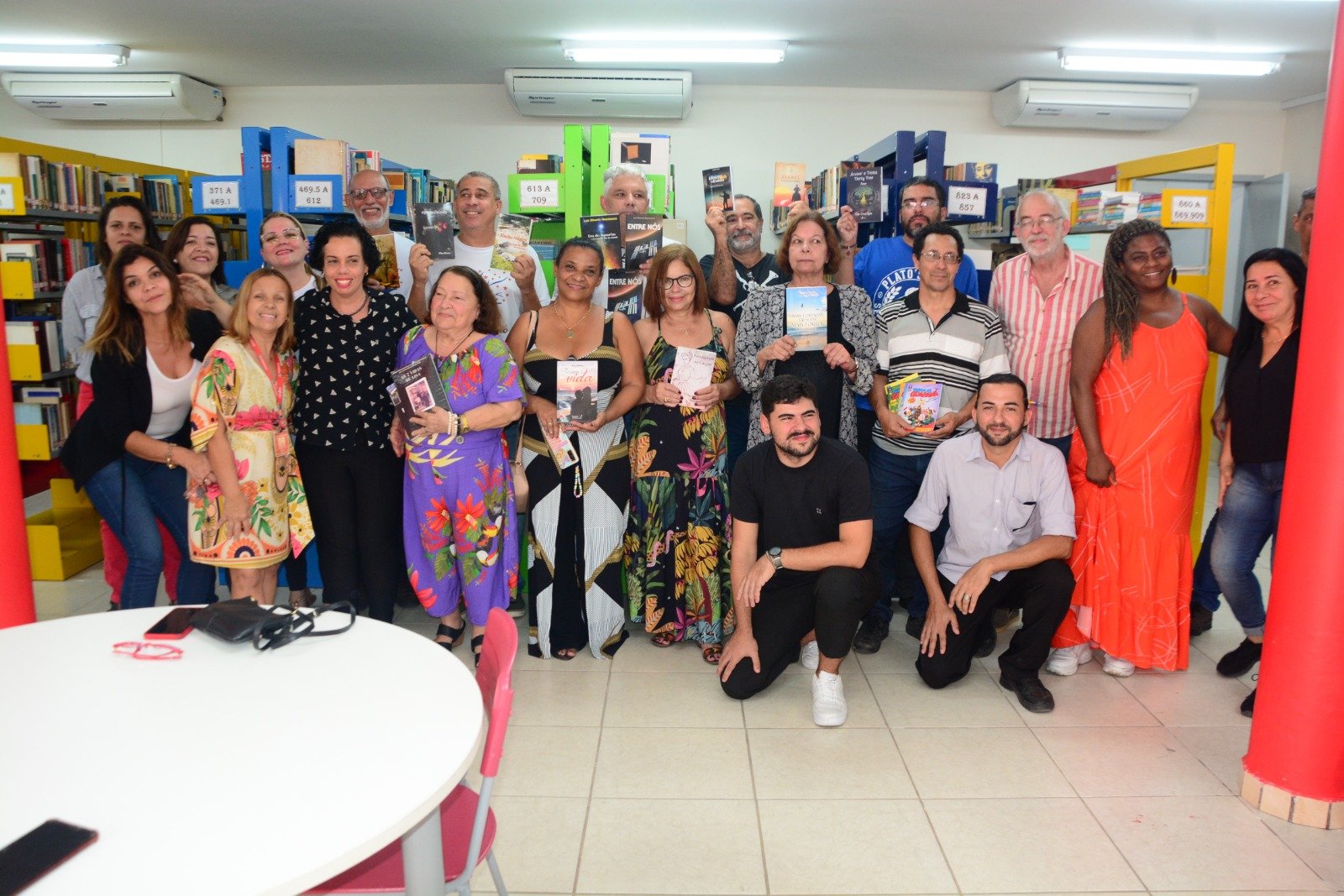 Biblioteca Municipal recebe livros de escritores maricaenses