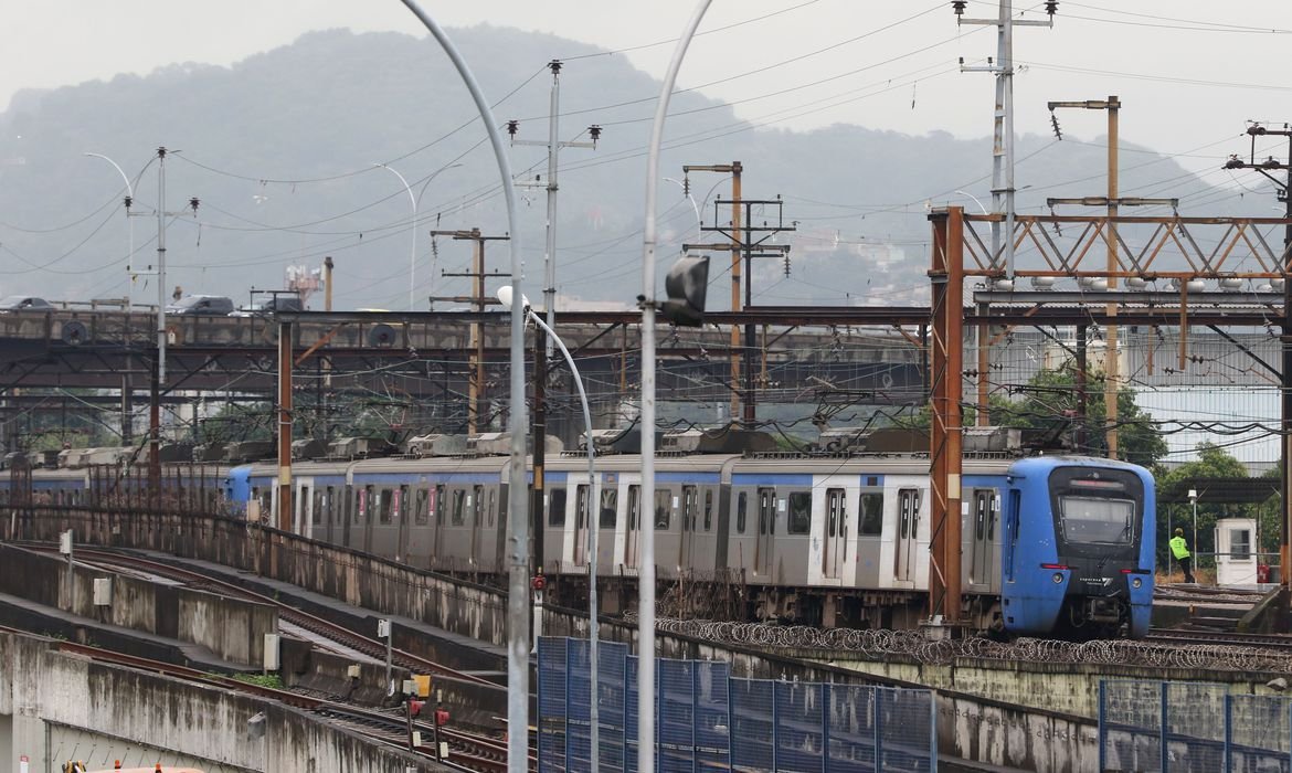 Blecaute paralisa 37 estações de trem no Rio de Janeiro por 1 dia