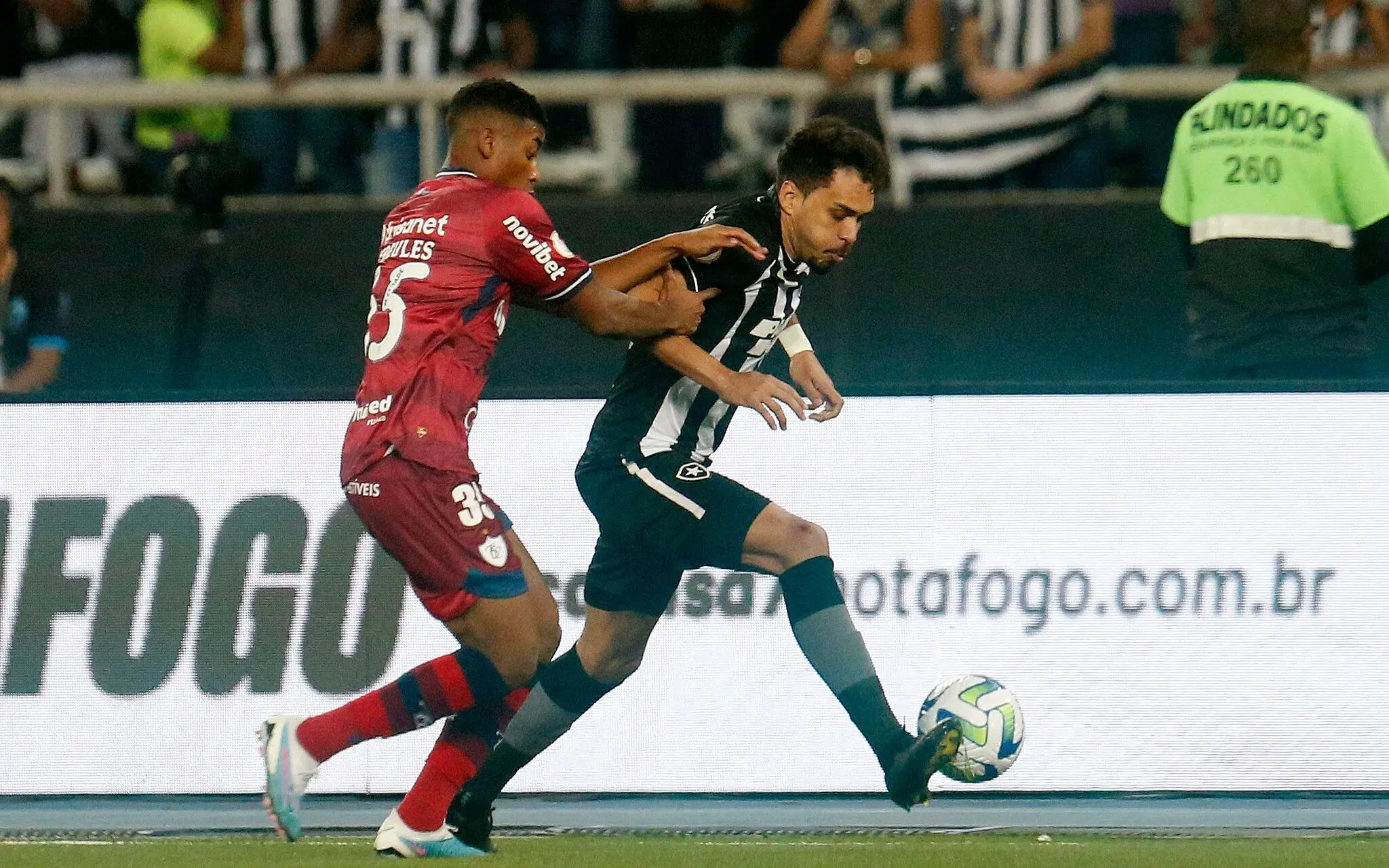 Botafogo e Santos duelam pelo Brasileirão